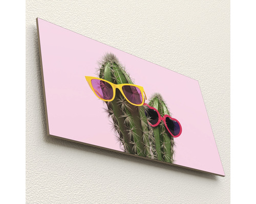 Decoratieve wanddecoratie met cactusmotief en zonnebrillen