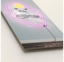 Decoratieve muurafbeelding met wolkenmotief en neon effect