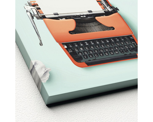 Decoratieve afbeelding van een oranje typemachine met papier en een prop papier