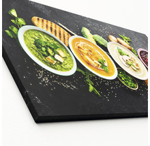 Decoratief canvas met verschillende soorten soep en bijgerechten op een donkere achtergrond