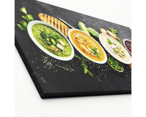 Decoratief canvas met verschillende soorten soep en bijgerechten op een donkere achtergrond