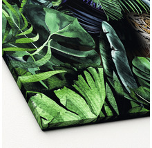 Close-up van een canvas met tropische plantmotieven als wanddecoratie