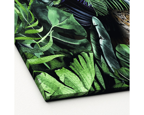 Close-up van een canvas met tropische plantmotieven als wanddecoratie