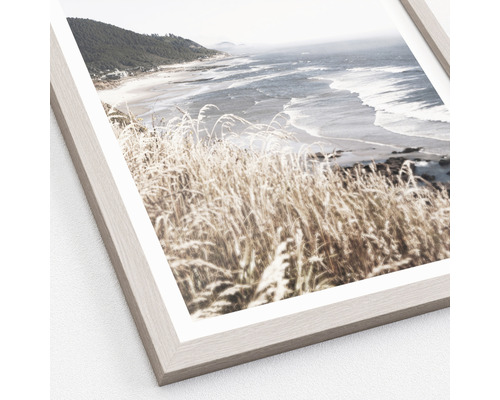Ingelijste afbeelding van een kustlandschap met strand en begroeiing