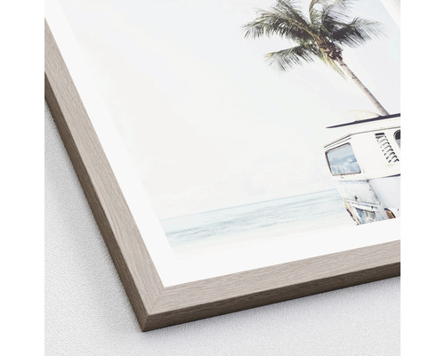 Ingelijste afbeelding met een motief van een strand, een caravan en een palmboom