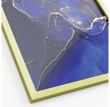 Close-up van een ingelijste afbeelding met een abstract blauw en goudkleurig patroon