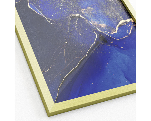 Close-up van een ingelijste afbeelding met een abstract blauw en goudkleurig patroon