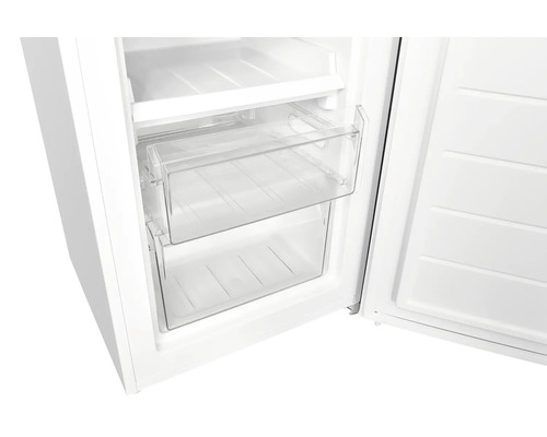 Binnenkant van een vriezer met transparante laden