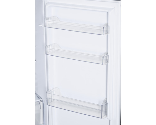 Interieur van een koelkast met drie transparante opbergvakken aan de deur