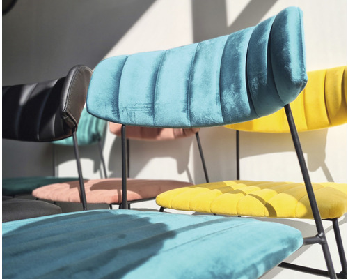 Verschillende stoelen met bekleding en metalen poten
