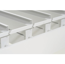 Detailopname van een witte onderconstructie voor verlaagde plafonds.