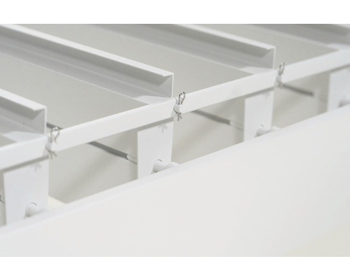 Detailopname van een witte onderconstructie voor verlaagde plafonds.