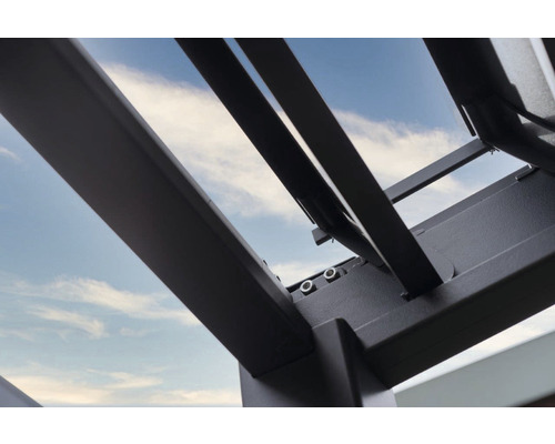 Detailopname van een aluminium terrasoverkapping tegen een blauwe lucht.