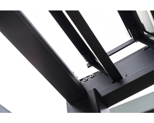 Detailaanzicht van een pergola met metalen structuur en schroefverbindingen