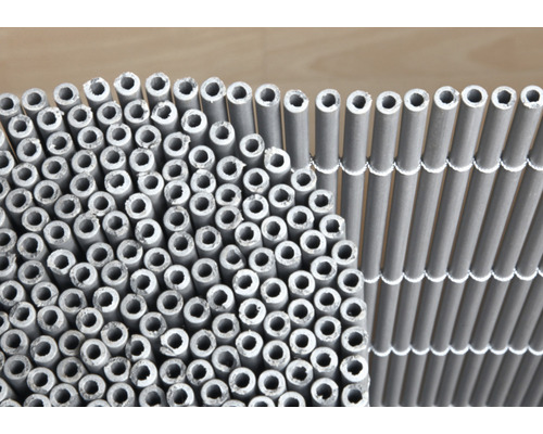 KONSTA PVC Rolscherm Premium kunststof grijs, 3 m x 180 cm Close-up van een privacyscherm gemaakt van kunststof buizen
