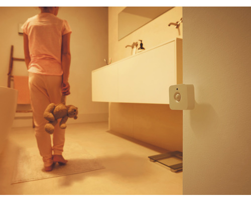 Scène van een badkamer met een bewegingssensor aan de muur