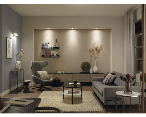 Woonkamer met bank, fauteuil en verlichting