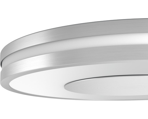 Detailopname van een ronde metalen plafondlamp