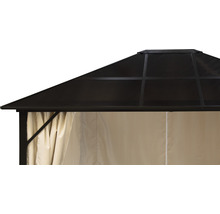 Detailopname van een tuinpaviljoen met dak en gordijnen
