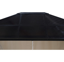 Detailopname van een paviljoen met dak en gordijnen