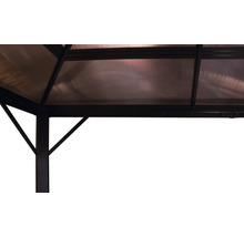 Detail van een tuinpaviljoen met polycarbonaat dak en stalen palen
