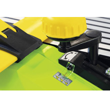 Detail van een schaafmachine met een geel stelwiel en een justeringsmechanisme