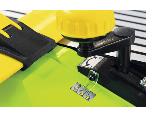 Detail van een schaafmachine met een geel stelwiel en een justeringsmechanisme