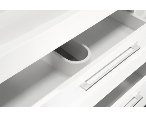 Gedetailleerde opname van een open, witte badkamerkastlade met handgreep