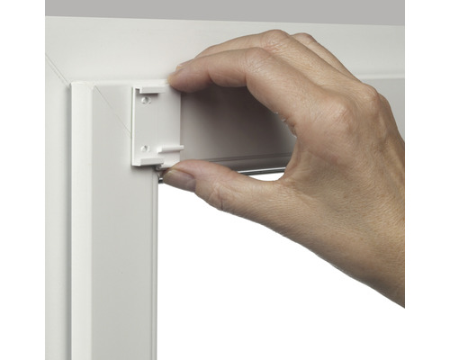 Installatie van een plisségordijn op een raamkozijn met klemsteunen