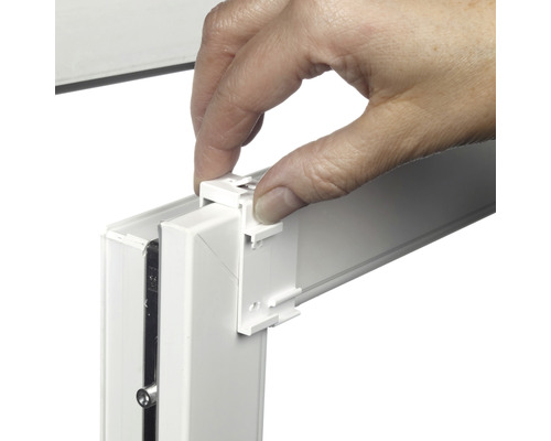 Raamkozijn met bevestigde houder voor privacy scherm