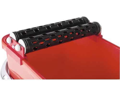 Verfemmer met afstrijfrooster voor verfrollers