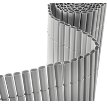 Grijs kunststof privacyscherm opgerold