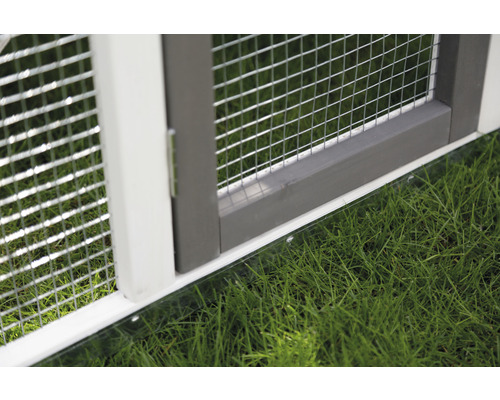 Detailopname van een klein dierenverblijf met gaasinzetstuk