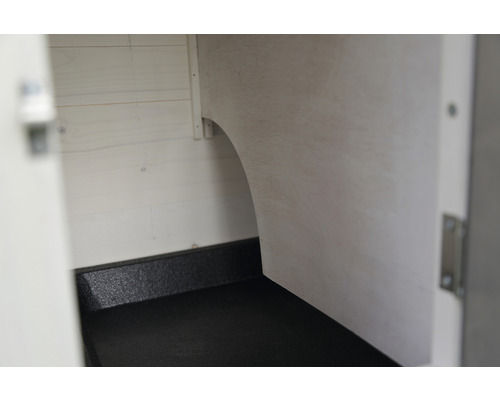 Binnenaanzicht van een kast met houten wanden en zwarte bodem