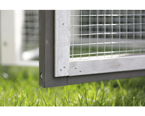 Detailweergave van een houten dierenverblijf met draadgaas