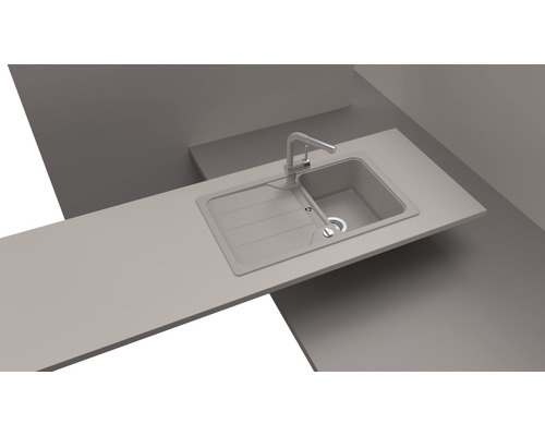 Keukenspoelbak met afdruiprek en kraan op een werkblad