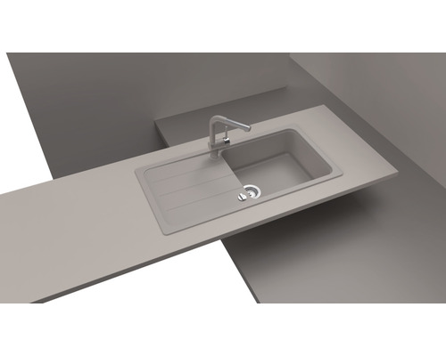 Spoelbak met afdruiprek en kraan op aanrecht