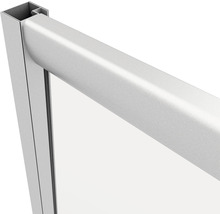 Detailopname van een douchecabine met zilverkleurig frame