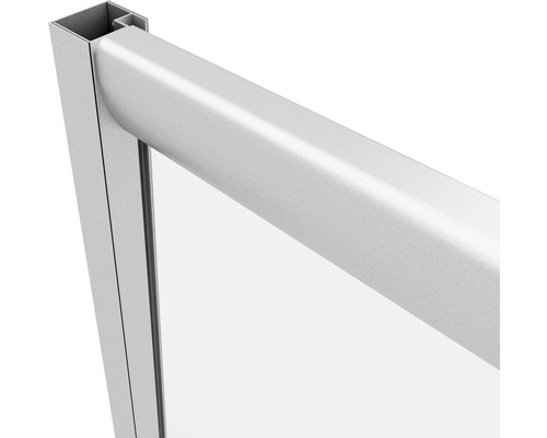 Detailopname van een douchecabine met zilverkleurig frame