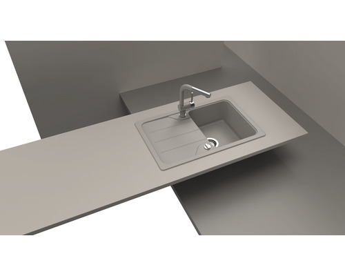 Spoelbak met afdruiprek en kraan op werkblad