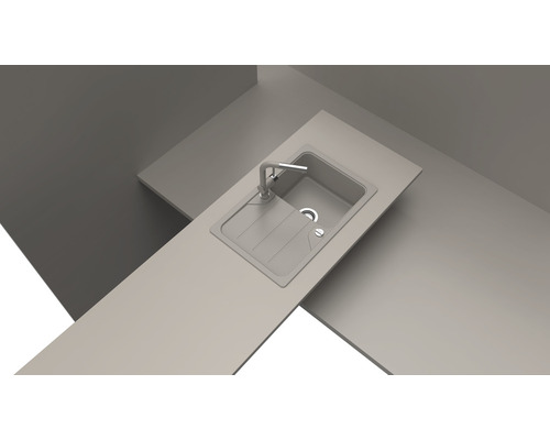 Spoelbak met kraan op een aanrechtblad