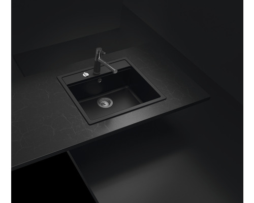 Zwarte gootsteen met kraan op een aanrecht