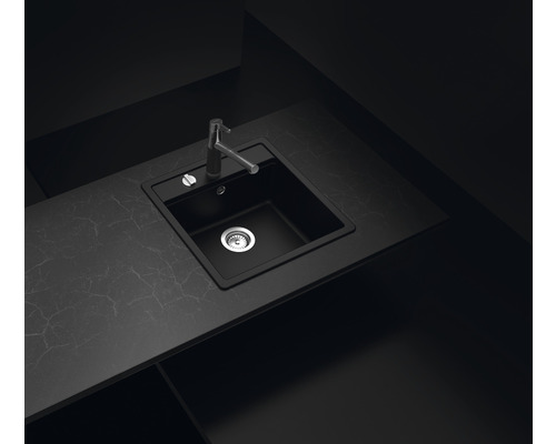 Zwarte spoelbak met kraan op een werkblad