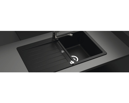 Zwarte gootsteen met afdruiprek en kraan