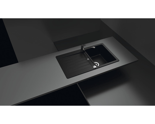 Zwarte gootsteen met afdruiprek en kraan