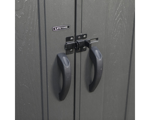 Detail van de deur van een tuinhuis met handgrepen, grendel en Lifetime logo.