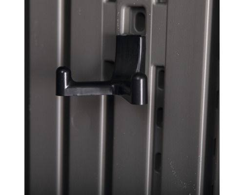 Zwarte haak voor opslag aan een muur