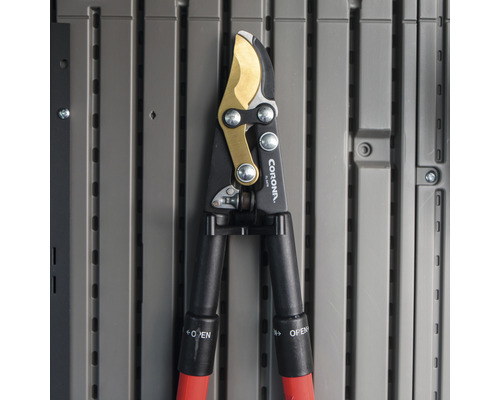 Tuinschaar met gouden messen en rode handgrepen