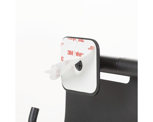 Detailopname van een wandmontage met plakstrip en schroef