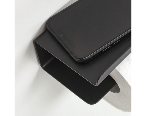 Zwarte smartphone op zwarte wandplank